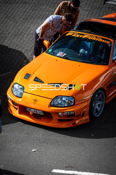 Toyota Supra A80 in Neon-Orange auf dem Nürburgring