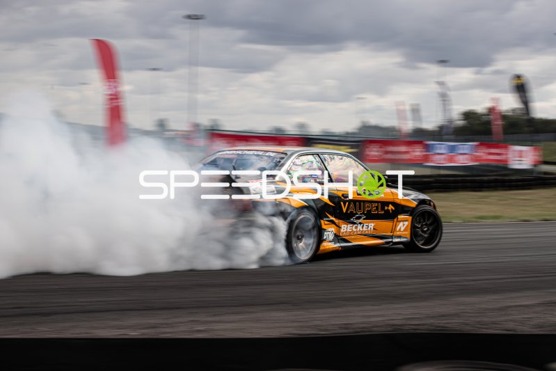 BMW E36 #92 von Fabien Schneider (Beat of Garage) in voller Drift am Nürburgring