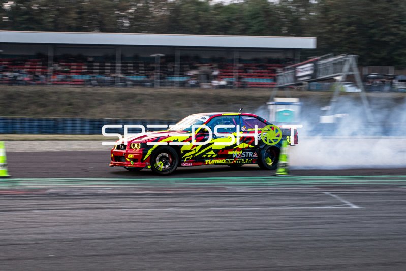 BMW E30 in vollem Drift am Nürburgring mit Rauchentwicklung