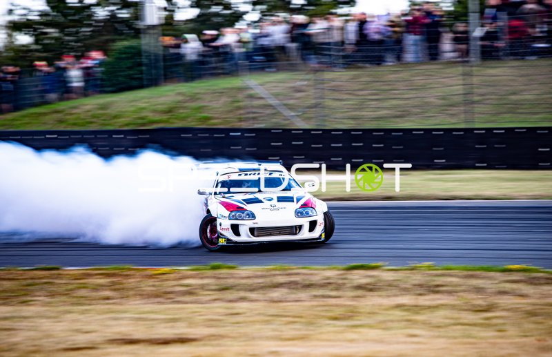 BMW E36 in vollem Drift mit massiver Reifenrauchentwicklung am Nürburgring