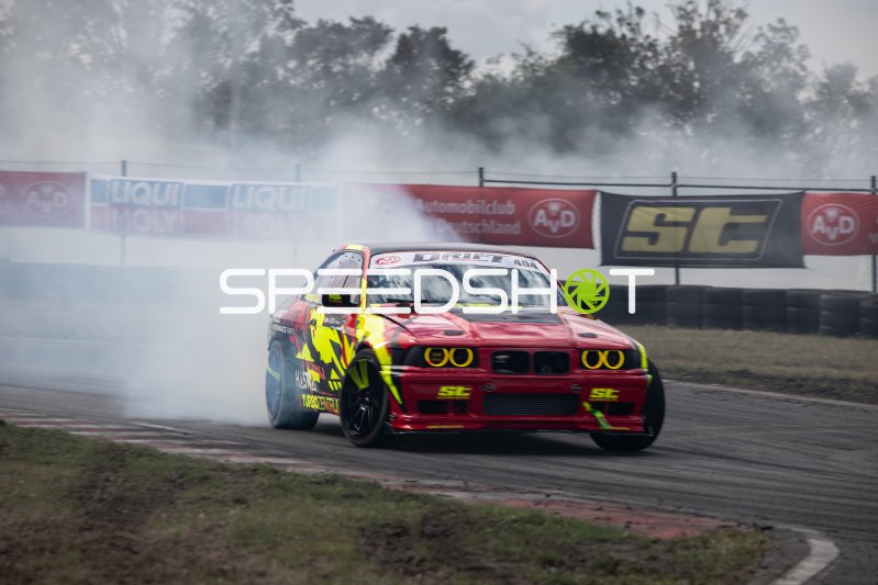 BMW E30 in Driftaction mit Reifenrauch auf dem Nürburgring