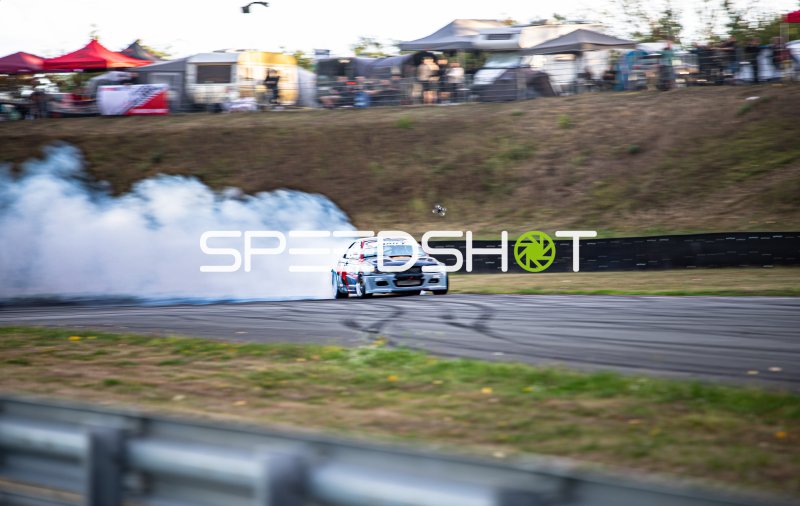 BMW E36 in voller Drift-Action mit massiver Reifenrauchentwicklung am Nürburgring