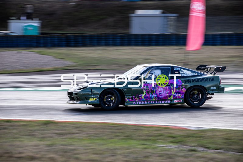 BMW E36 mit Neon-Graffiti-Livery beim Drift am Nürburgring