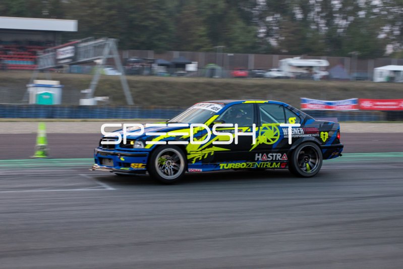 BMW E36 in Neongelb-Blau am Nürburgring