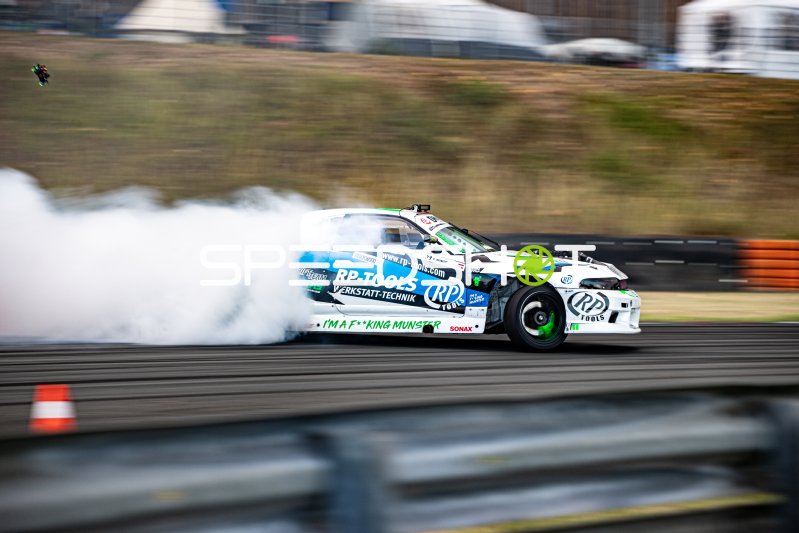BMW E36 mit RP-Tools Livery in vollem Drift am Nürburgring