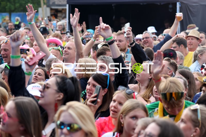 Begeisterte Fans beim Malle-Schlager-Festival im Gartenschaupark Rietberg