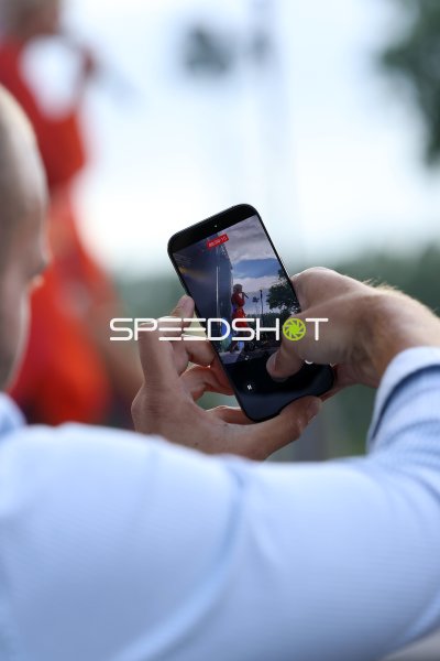 Besucher filmt Live-Act per Smartphone beim Malle-Festival Rietberg