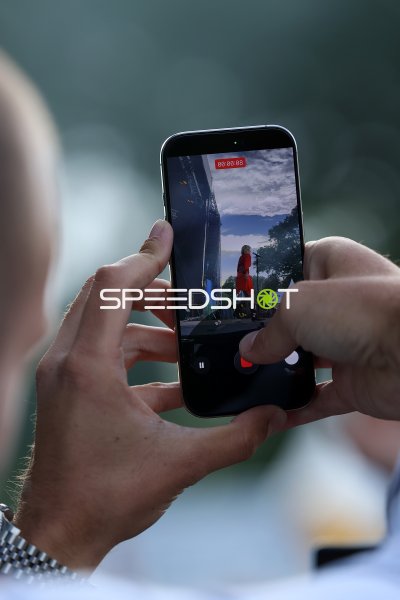 Besucher filmt Live-Act per Smartphone beim Schlager-Festival Rietberg