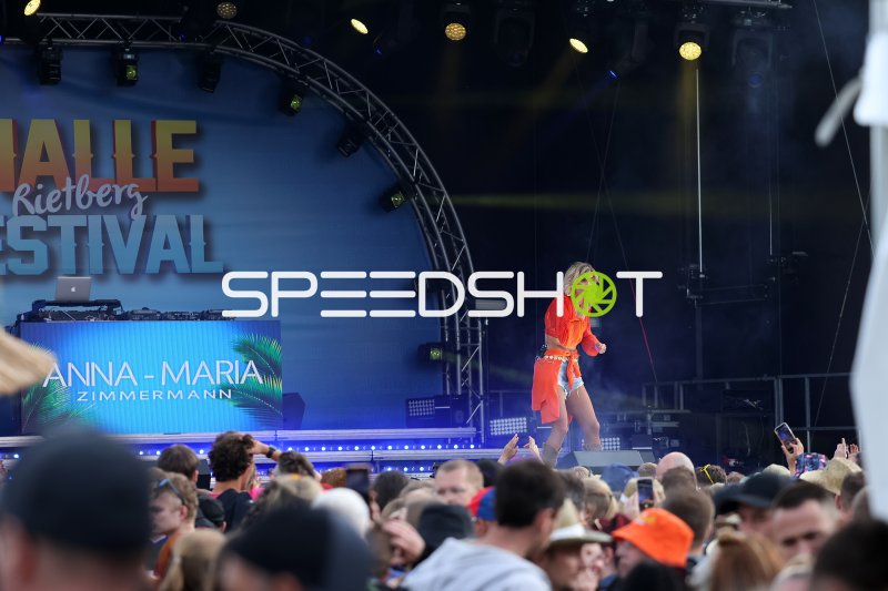 Anna-Maria Zimmermann beim Malle Festival Rietberg auf der Bühne