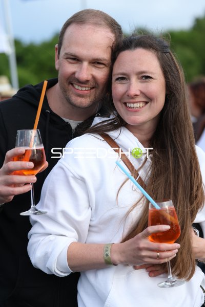 Festivalbesucher mit Aperol Spritz beim Schlager-Festival Rietberg