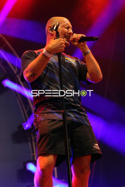 Sänger mit Mikrofon beim Malle Schlager Festival Rietberg