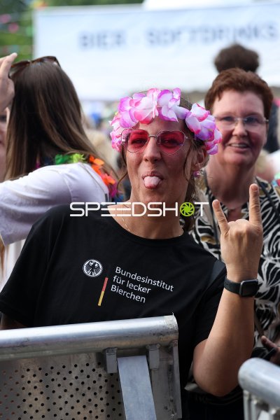 Ausgelassene Festivalbesucher beim Malle-Schlager-Festival in Rietberg