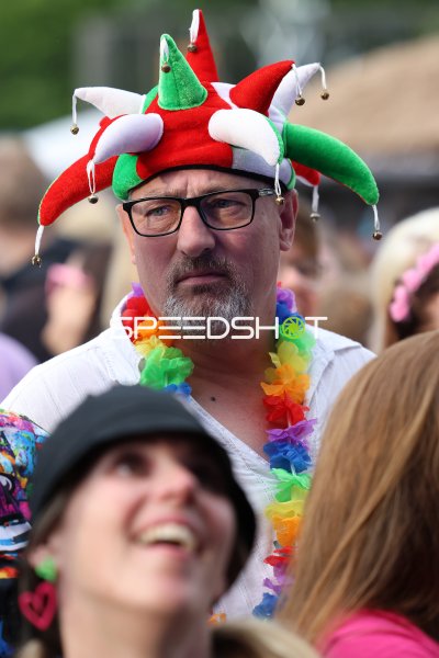 Festivalbesucher mit Narrenkappe beim Malle-Schlager-Festival in Rietberg