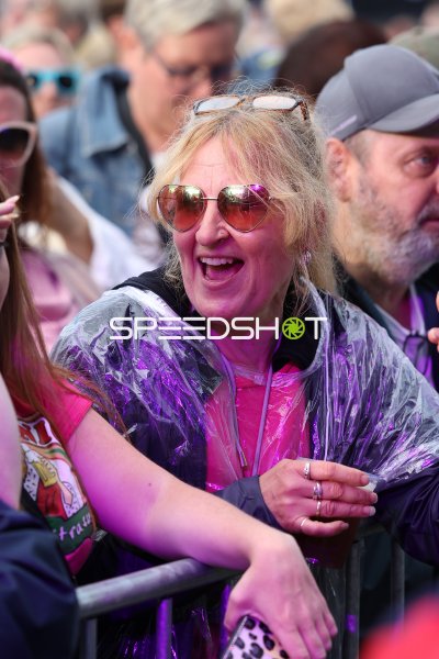 Feiernde Besucherin beim Malle-Schlager-Festival im Gartenschaupark Rietberg