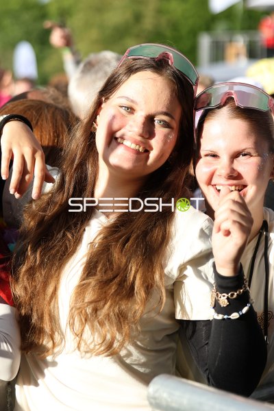 Zwei Fans beim Malle-Schlager-Festival im Gartenschaupark Rietberg