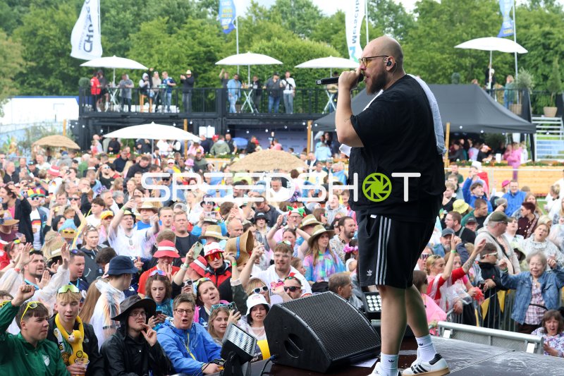 Live-Act auf der Bühne beim Malle-Festival im Gartenschaupark Rietberg