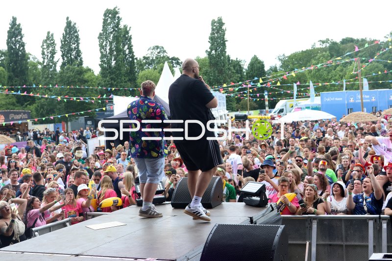 Zwei Künstler auf der Bühne beim Malle-Festival im Gartenschaupark Rietberg