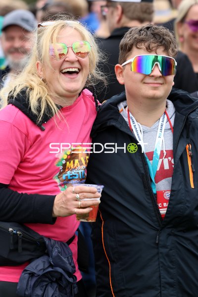 Festivalbesucher beim Malle-Schlager-Festival im Gartenschaupark Rietberg