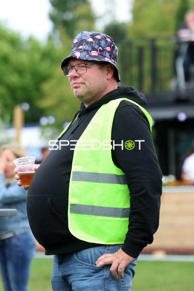 Ordner mit Bucket Hat beim Malle-Festival im Gartenschaupark Rietberg