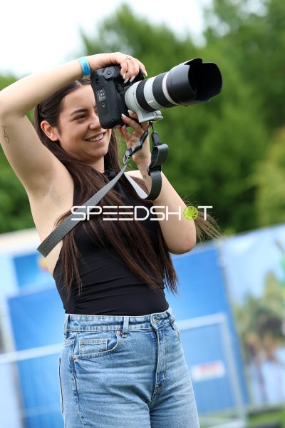 Fotografin mit Teleobjektiv beim Schlager-Festival im Gartenschaupark Rietberg