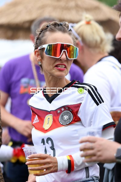 Feiernde Besucherin im Deutschland-Trikot beim Malle-Festival Rietberg