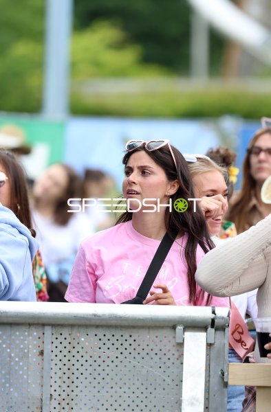 Festivalbesucher beim Malle-Schlager-Festival im Gartenschaupark Rietberg