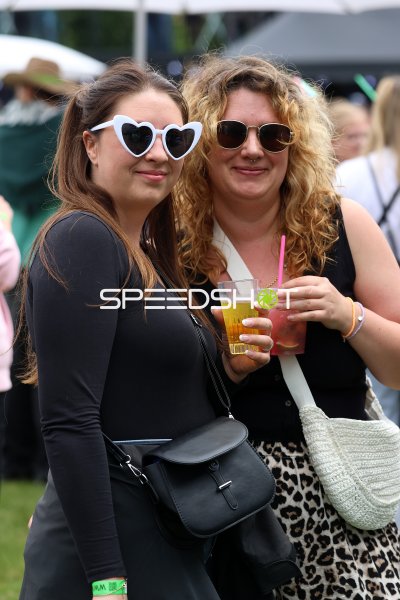Zwei Besucherinnen mit Sonnenbrille beim Schlager-Festival in Rietberg