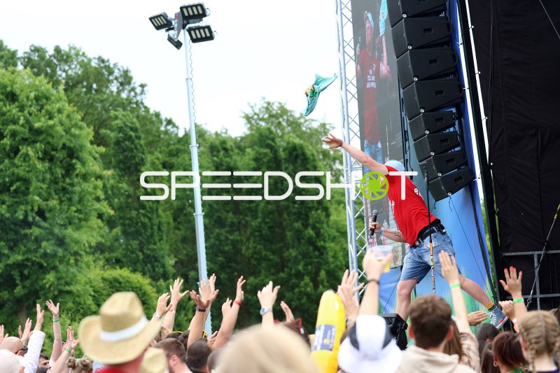 Künstler wirft Schuh ins Publikum beim Schlager-Festival in Rietberg