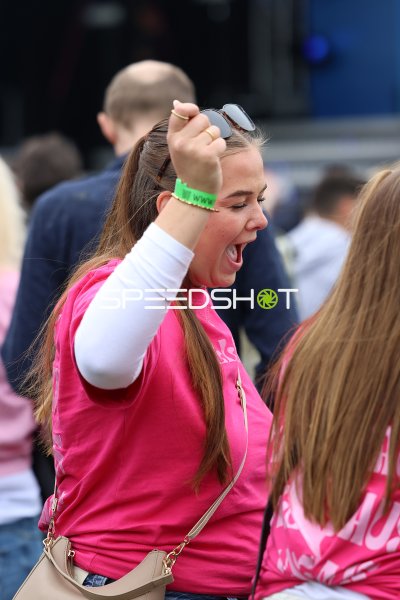 Jubelnde Festivalbesucherin beim Malle-Schlager-Festival in Rietberg