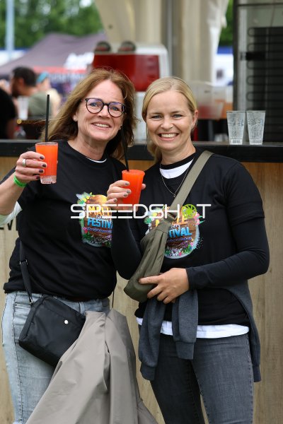Zwei Besucherinnen mit Getränken beim Malle Festival Rietberg