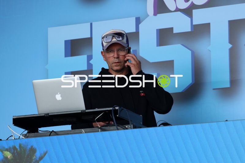 DJ am Pult telefoniert beim Schlager-Festival in Rietberg