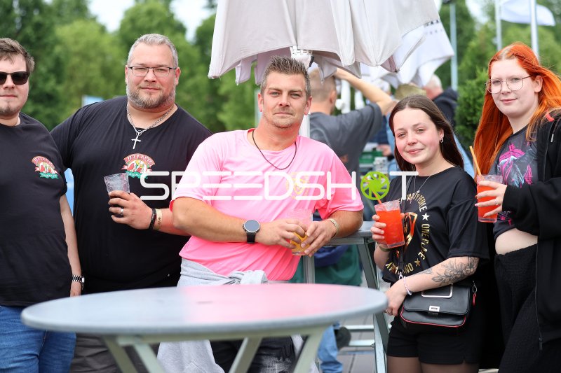 Festivalbesucher beim Malle-Schlager-Festival im Gartenschaupark Rietberg