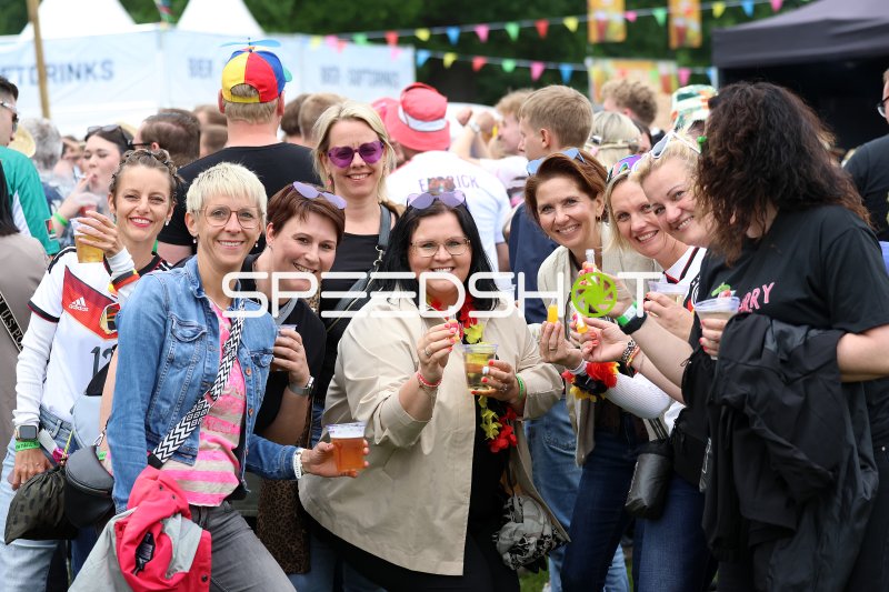 Feiernde Besucherinnen beim Malle-Schlager-Festival im Gartenschaupark Rietberg
