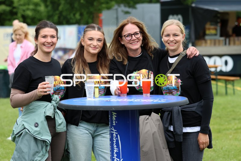 Besucherinnen beim Malle Festival im Gartenschaupark Rietberg