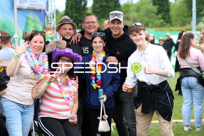 Festivalbesucher feiern beim Malle-Schlager-Festival im Gartenschaupark Rietberg