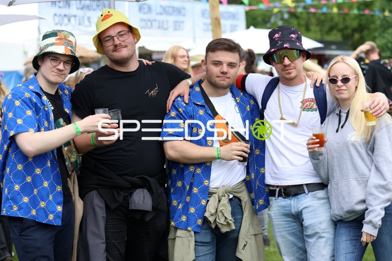 Festivalbesucher beim Malle-Schlager-Festival im Gartenschaupark Rietberg