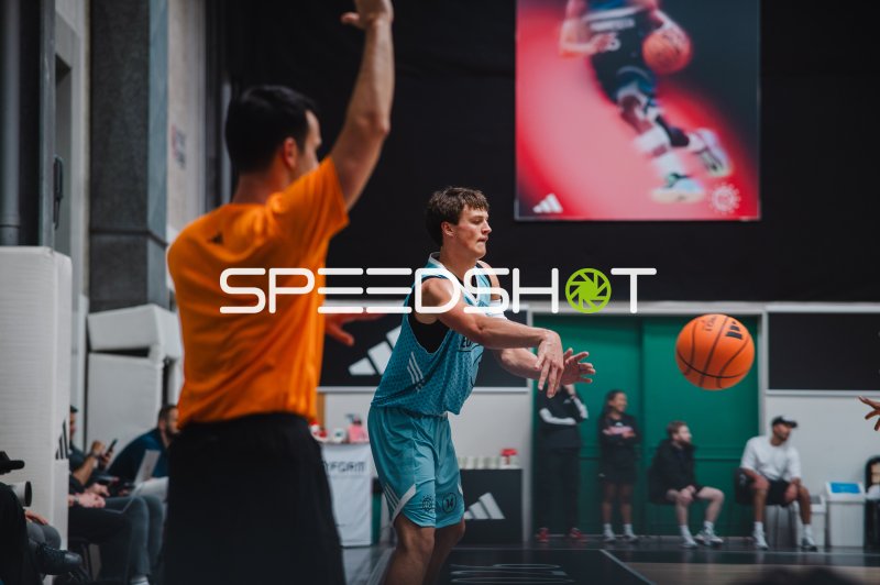 Spieler (#14; Team NBL Next Stars) beim Pass im Spielgeschehen