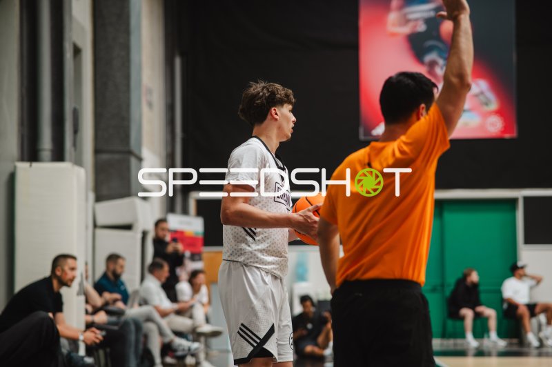 Eurocamp-Spieler hält Basketball bei Spielunterbrechung