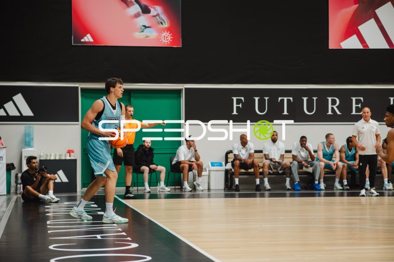 Team Eurocamp 1 Spieler mit Ball beim Eurocamp