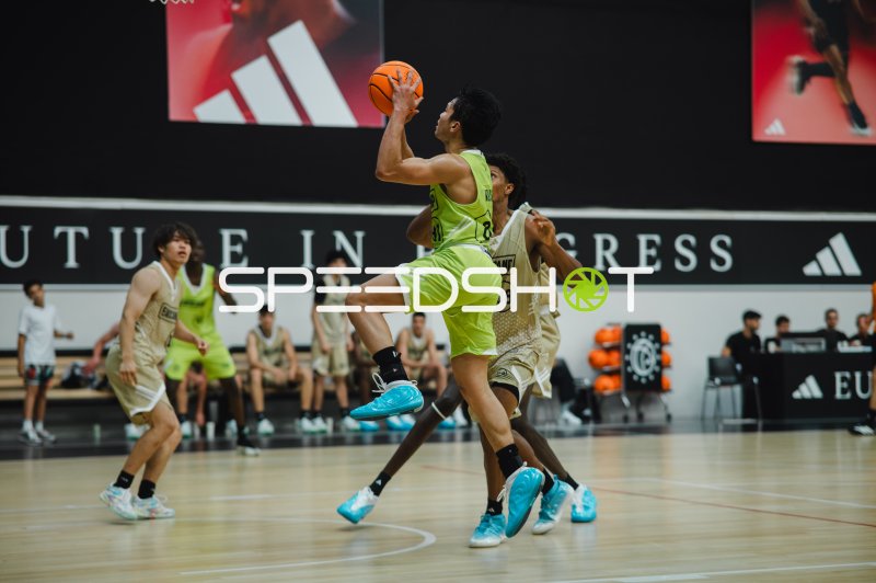 Neongelb-Spieler zieht zum Korb gegen Team NBL Next Stars
