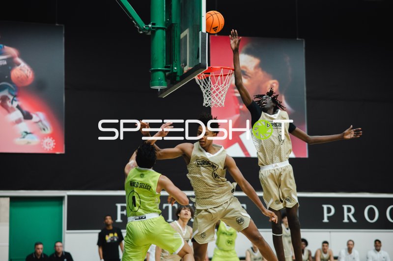 Dash Daniels (#108; Team NBL Next Stars) blockt am Korb gegen Team World