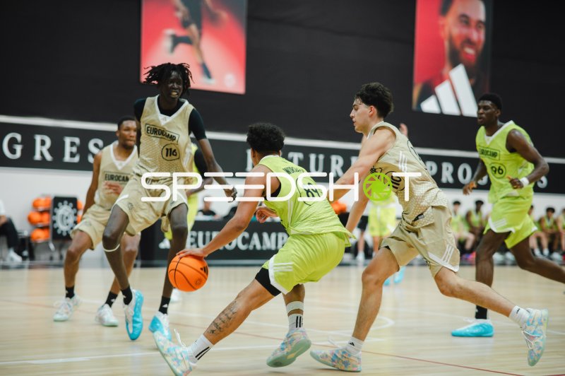 Gene Roebuck (#89; Team World) dribbelt gegen Mach Jongkuch (#116; Team NBL Next Stars)