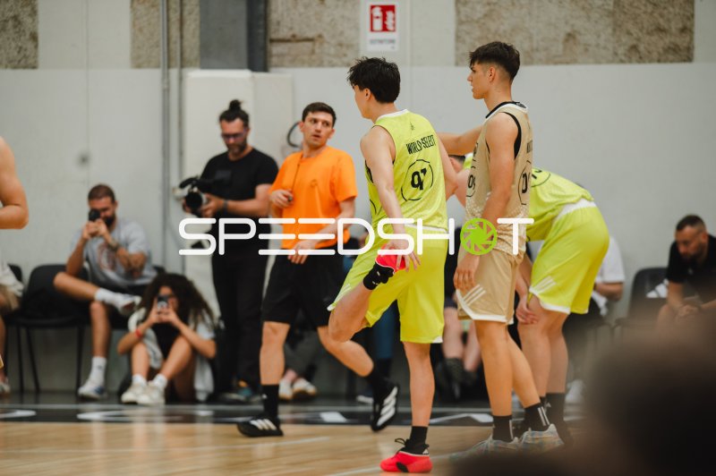 Kenichiro Benedict (#91; Team World) im Zweikampf gegen Team NBL Next Stars