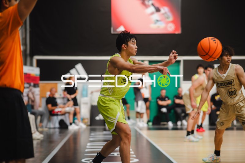 Spieler von Team World beim Pass – Yuto Imanishi (#100; Team NBL Next Stars) in der Nähe