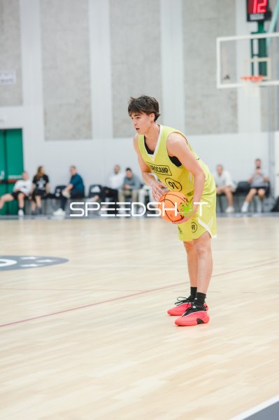 Kenichiro Benedict (#91; Team World) mit Ball beim Eurocamp