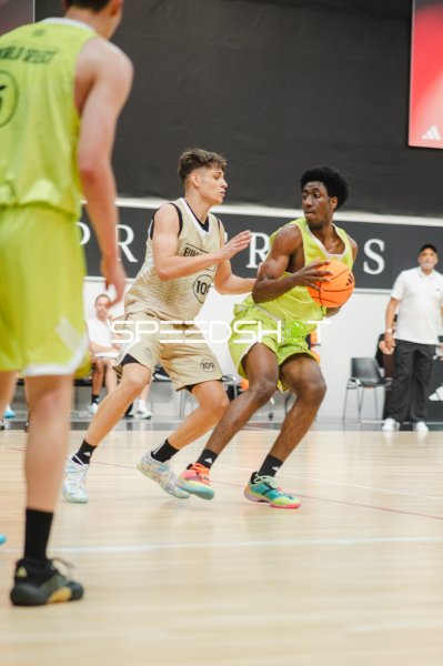 Aron Stazic (#109; Team NBL Next Stars) im Zweikampf gegen Team World