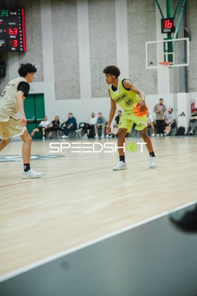 Anderson Da Silva Mollino (#85; Team World) dribbelt im Aufbauspiel