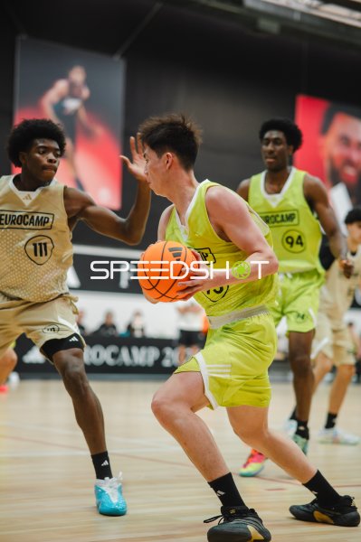 Sifeng Huan (#95; Team World) im Zweikampf gegen Justin Akengbowa (#111; Team NBL Next Stars)