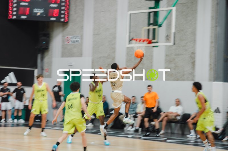 Malique Lewis (#112; Team NBL Next Stars) beim Korbleger gegen Team 3SSB Select