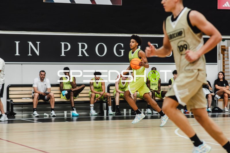 Spieler von Team World oder 3SSB Select mit Ball beim Eurocamp